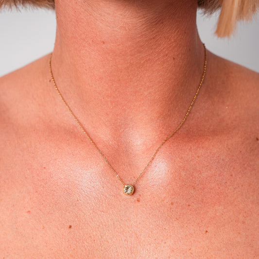 náhrdelník s kamenem podle měsíce narození