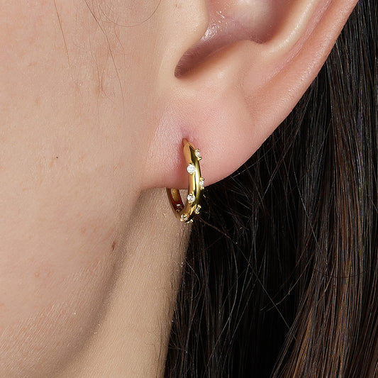 Nadčasové zlaté náušnice s diamanty