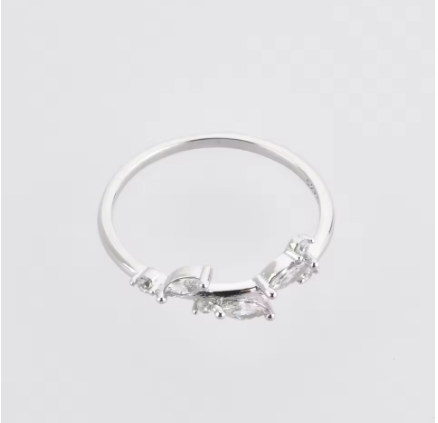 Stříbrný minimalistický prsten s třpytivými zirkony