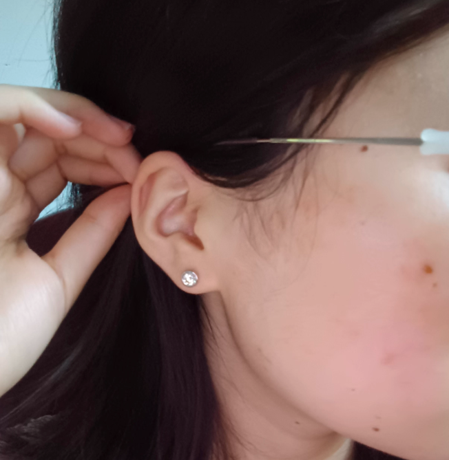 náušnicemi Manhattan