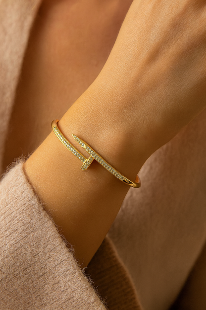 Zlatý náramek „Nail“ – Síla v eleganci