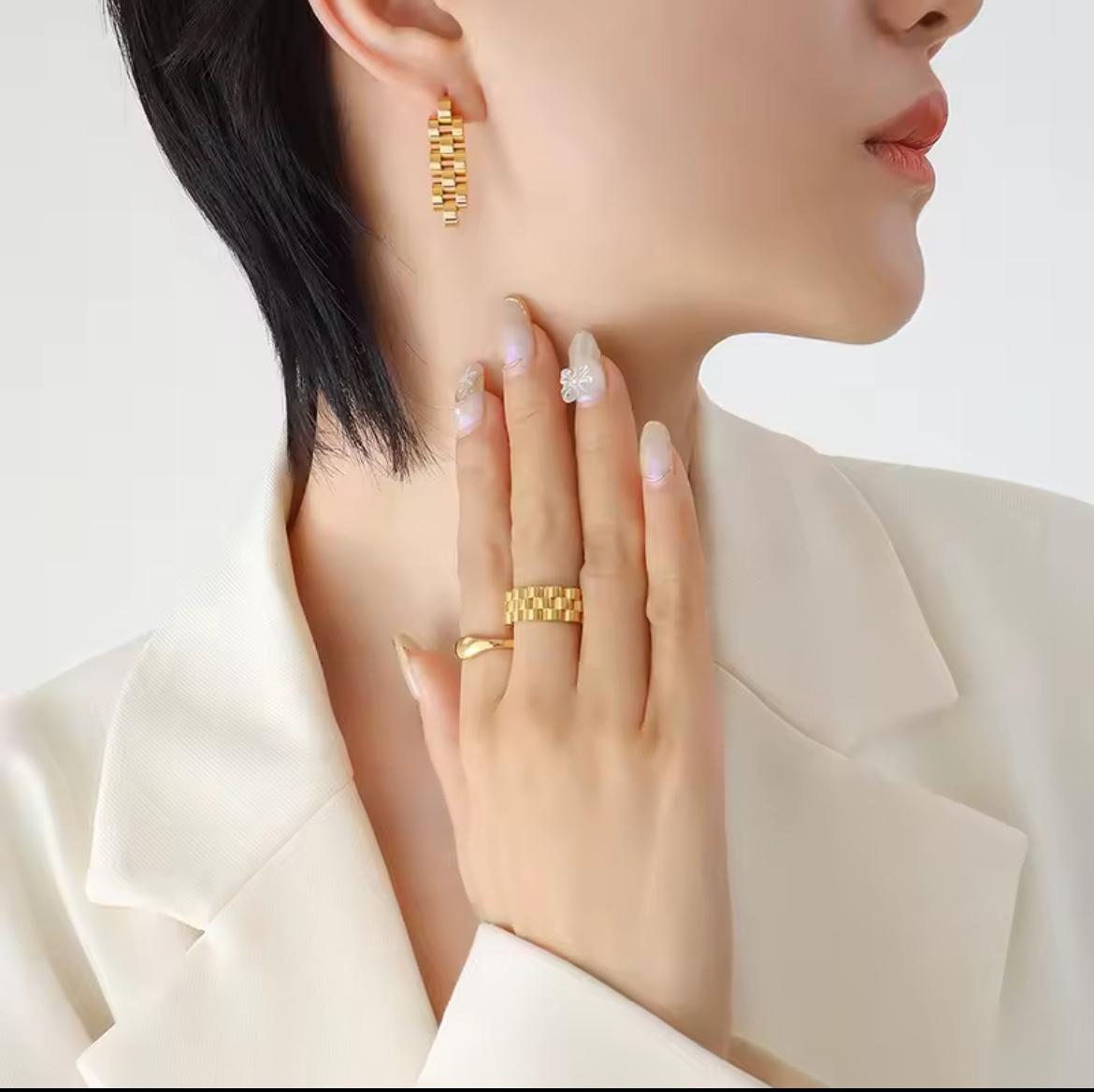 Tricha Náušnice – Moderní Zlatý Luxus