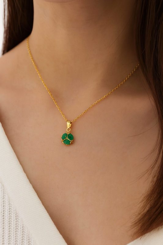 Elegantní zlatý náhrdelník s přívěskem