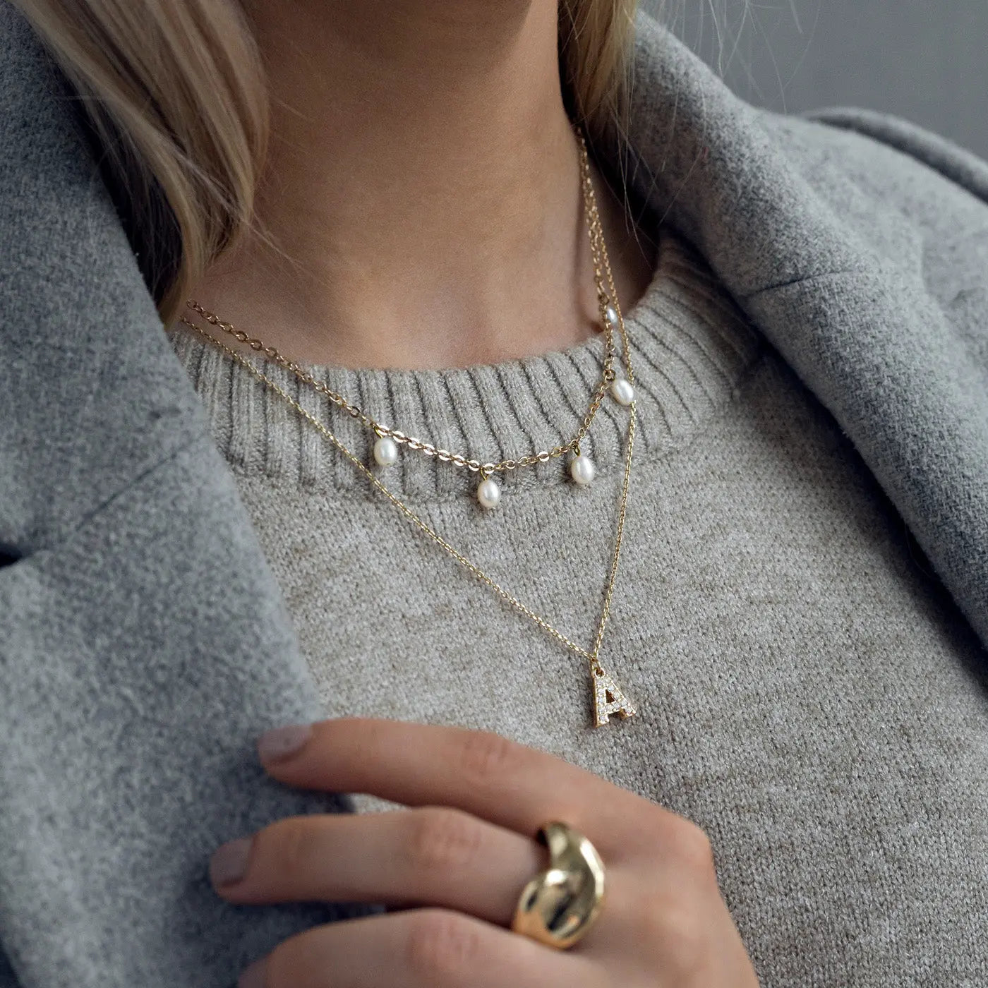 Juno - Náhrdelník s krystalovým písmenem z nerezové oceli