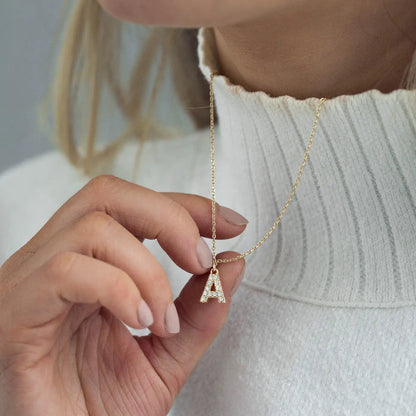 Juno - Náhrdelník s krystalovým písmenem z nerezové oceli