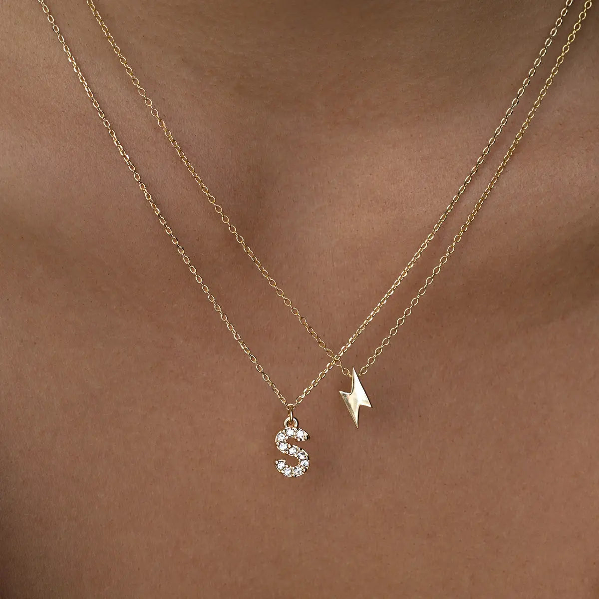 Juno - Náhrdelník s krystalovým písmenem z nerezové oceli