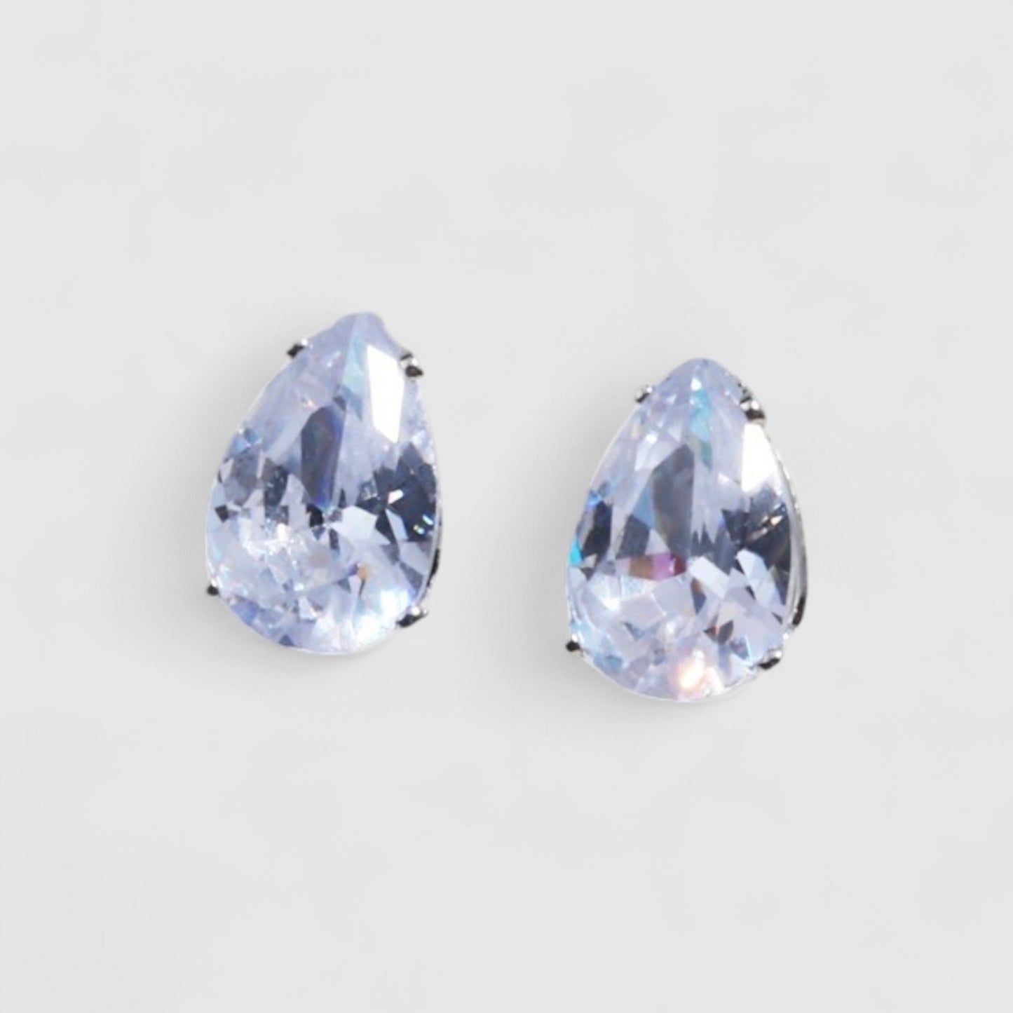 Drops – Elegantní Kapkové Náušnice s Diamantovým Leskem