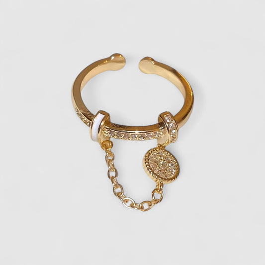 Golden Chain Ring – Elegantní síla v detailu