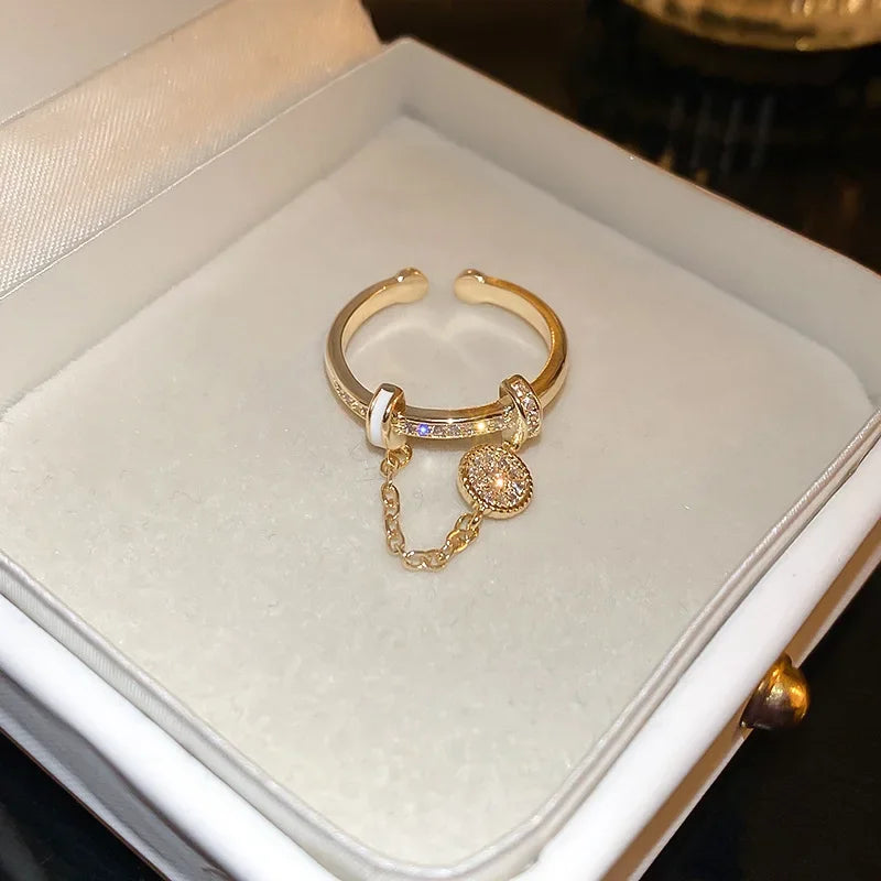 Golden Chain Ring – Elegantní síla v detailu