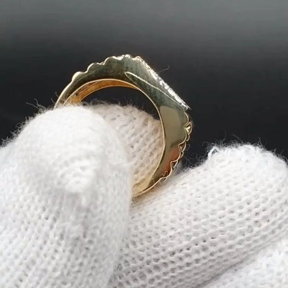 Královský zlatý pečetní prsten — Dominance v detailu