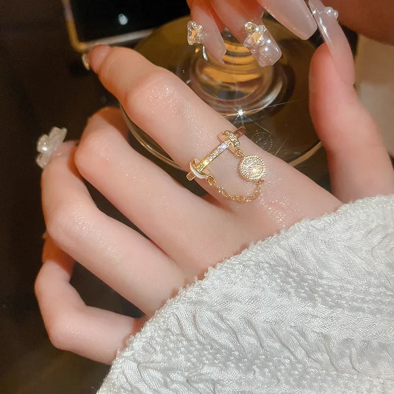 Golden Chain Ring – Elegantní síla v detailu