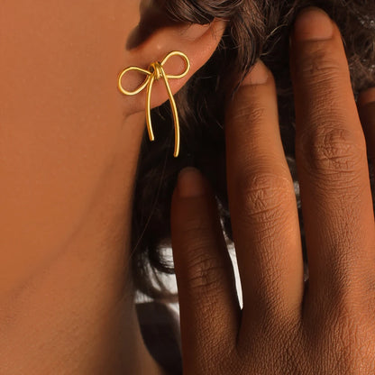 Ribbon Gold Náušnice – Jemná Elegance v Každém Detailu