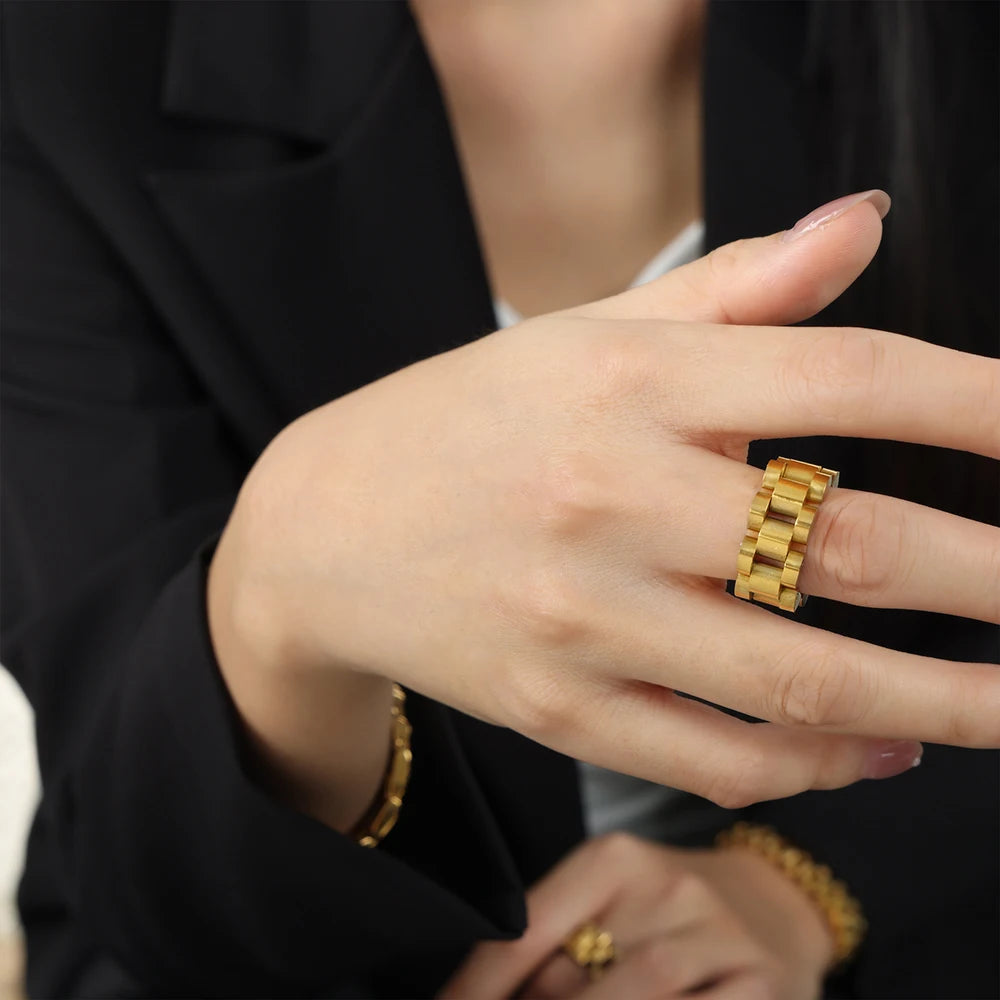 Tricha Set – Moderní Zlatý Luxus v Dokonalé Harmonii