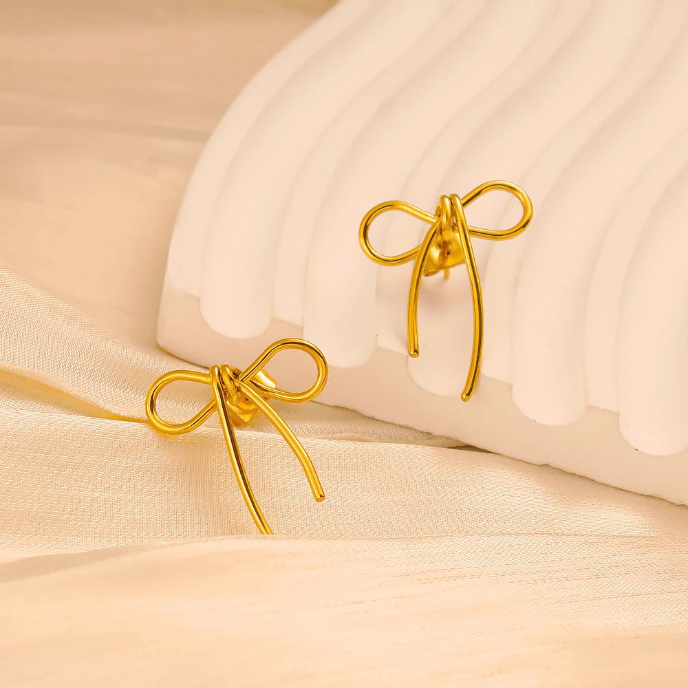 Ribbon Gold Náušnice – Jemná Elegance v Každém Detailu
