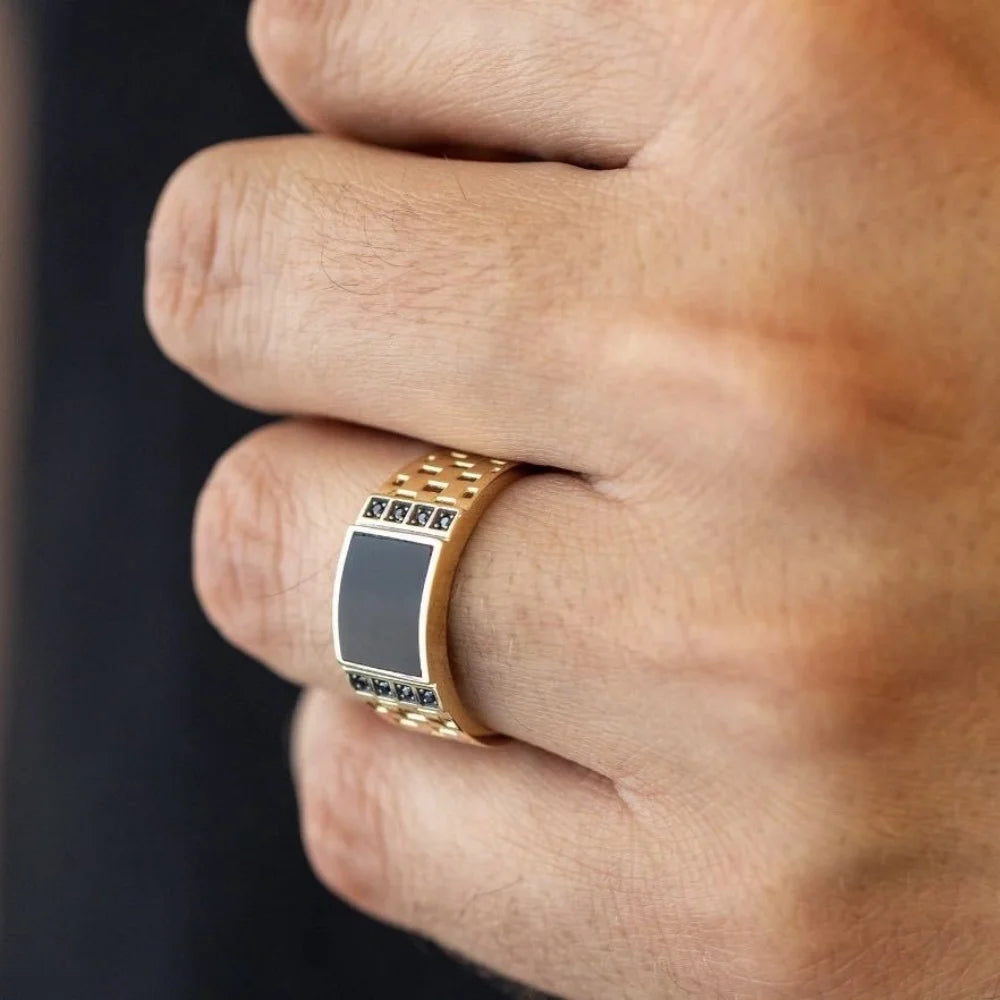 Prsten s černým diamantem