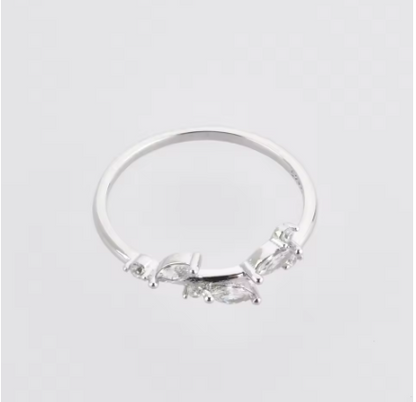 Stříbrný minimalistický prsten s třpytivými zirkony
