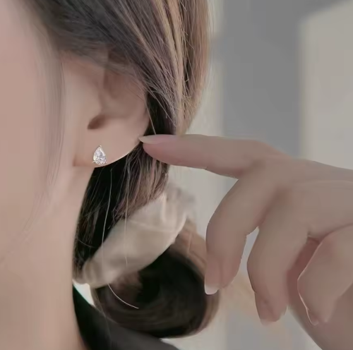 Drops – Elegantní Kapkové Náušnice s Diamantovým Leskem