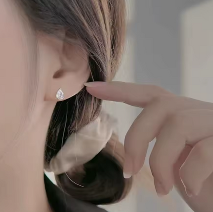 Drops – Elegantní Kapkové Náušnice s Diamantovým Leskem