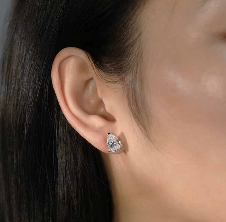 Drops – Elegantní Kapkové Náušnice s Diamantovým Leskem