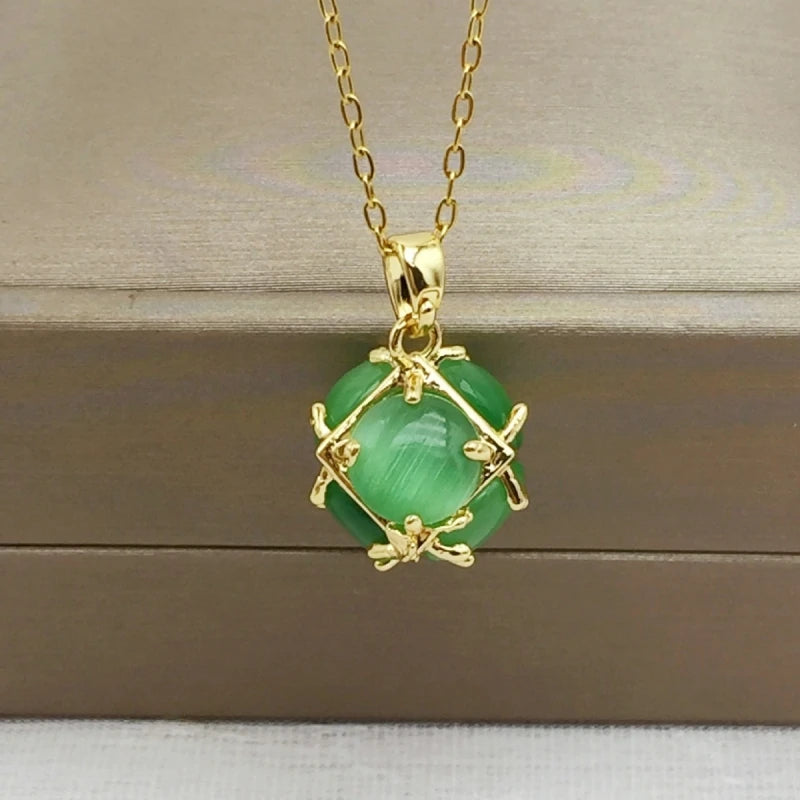 Elegantní zlatý náhrdelník s přívěskem